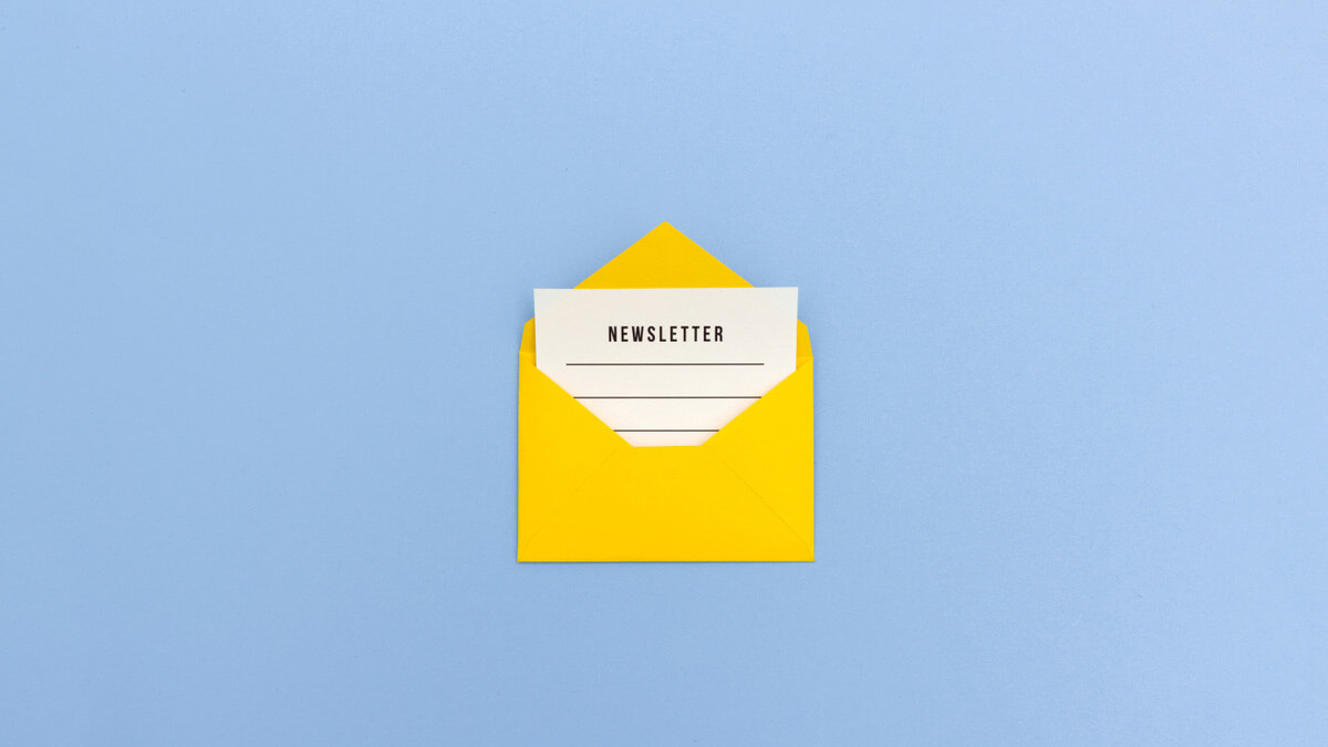 envelope amarelo com uma carta dentro, escrito "newsletter"