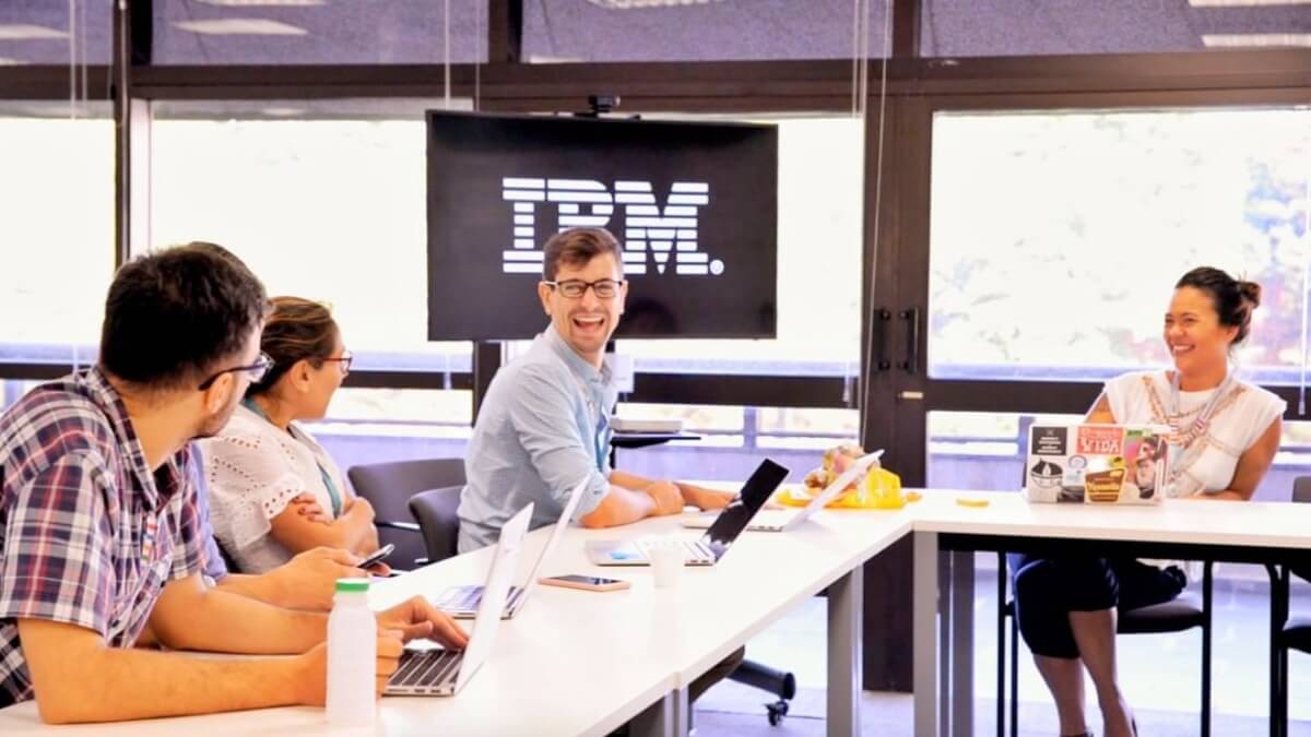 funcionários trabalhando em escritório da IBM