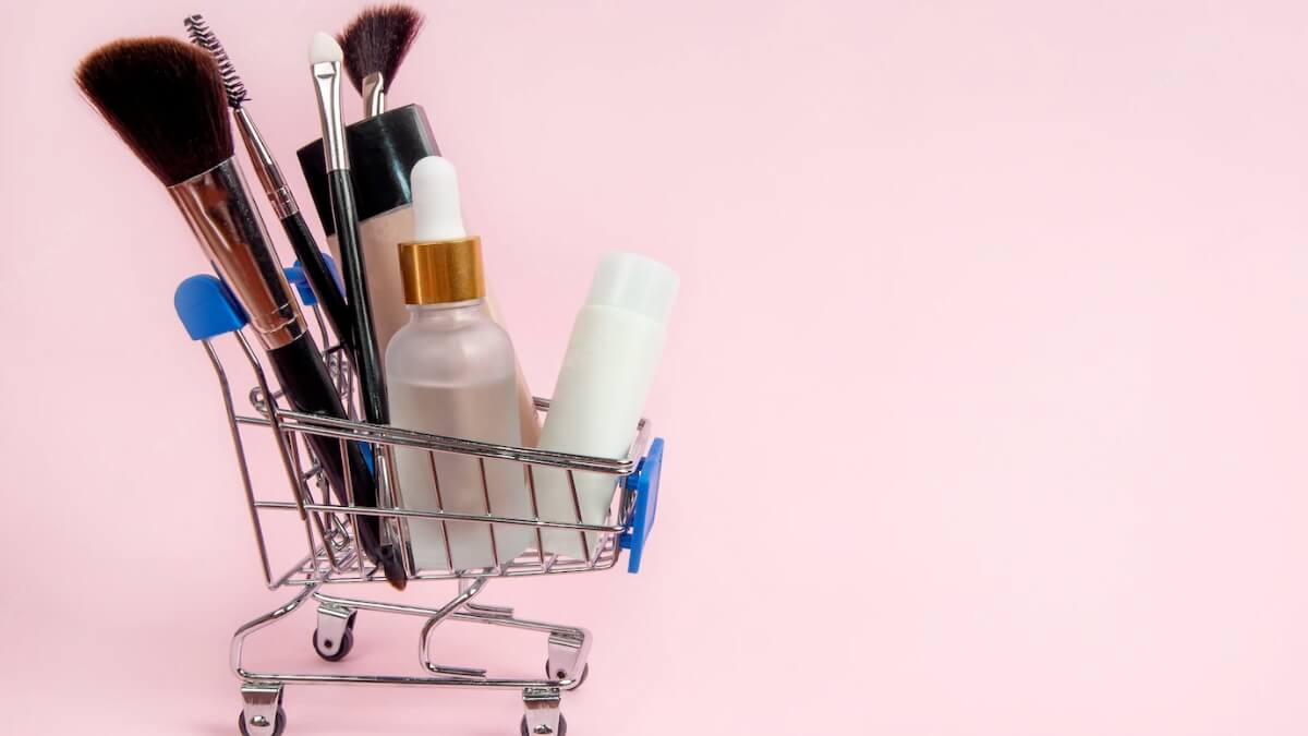 mini carrinho de compras cheio de produtos de maquiagem
